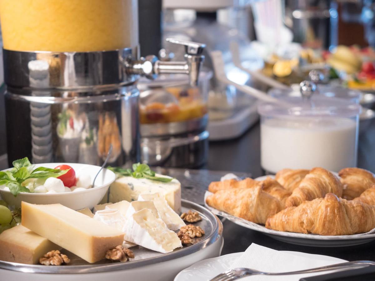 Käse und croissant